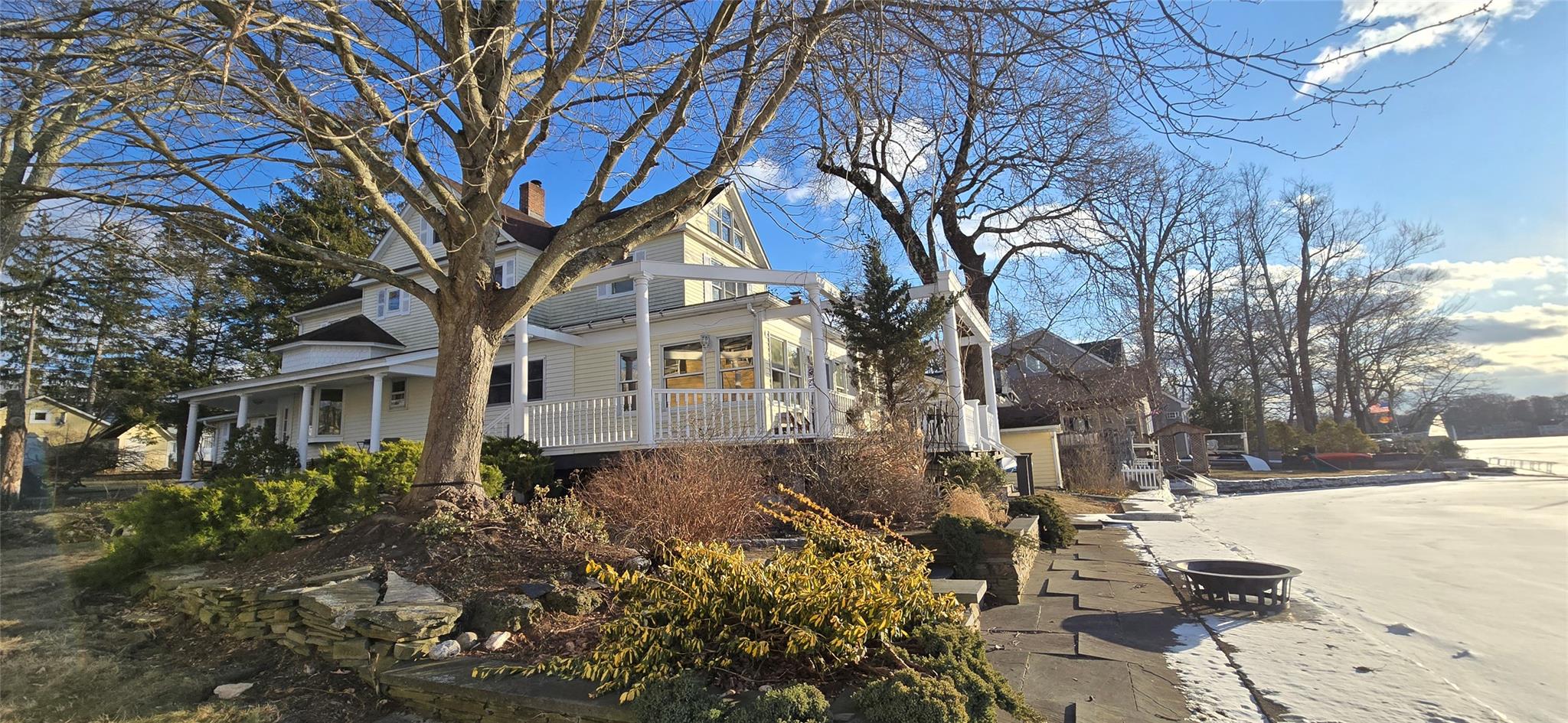 Photo of 323 Lakeside Road