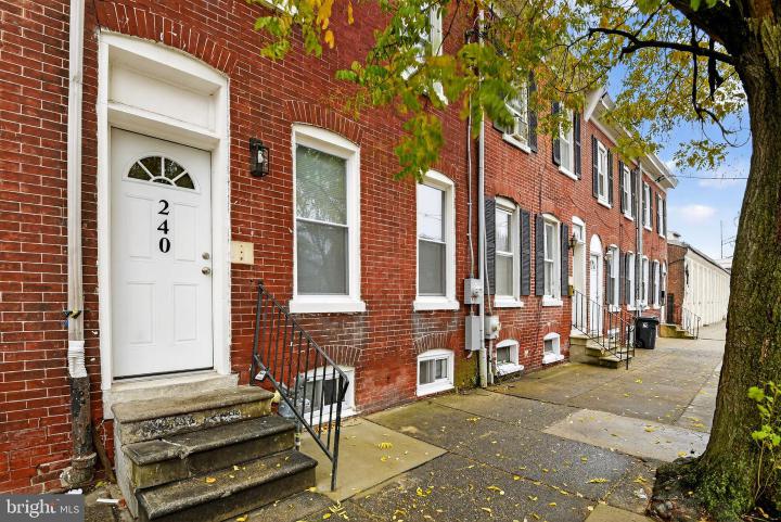 Photo of 240 N Lombard Street