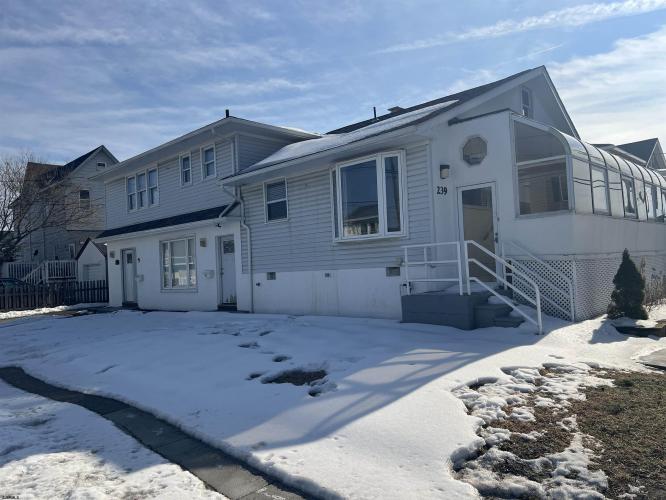 Photo of 239 N Derby Avenue