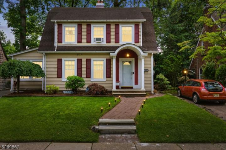 Photo of 528 Wyndham Road, Teaneck NJ