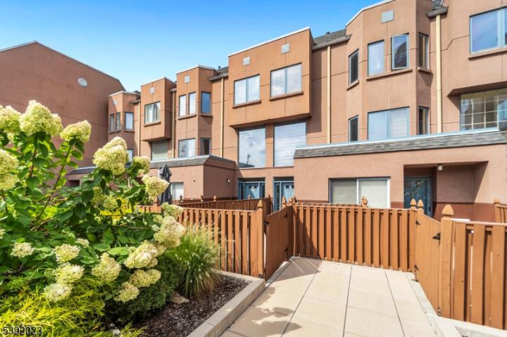 Photo of 309 Hancock Court, Edgewater NJ