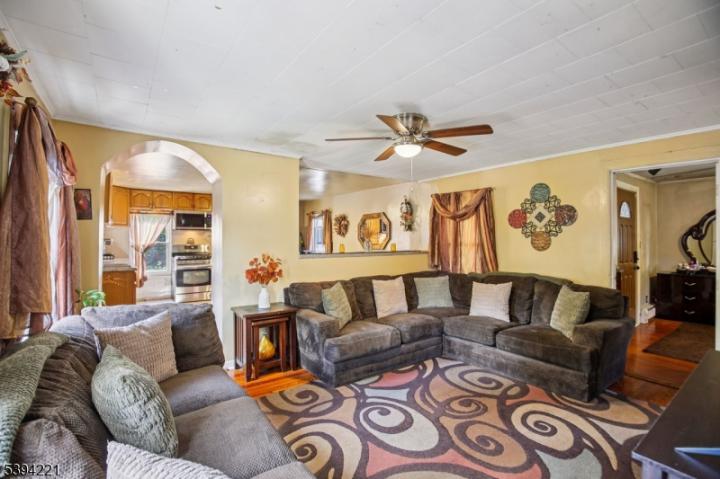 Photo of 369 Queens Court