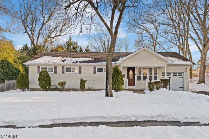 Photo of 4 Harlow Cres, Fair Lawn NJ