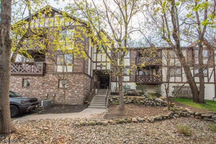 Photo of 802 Thoreau Court, Mahwah NJ