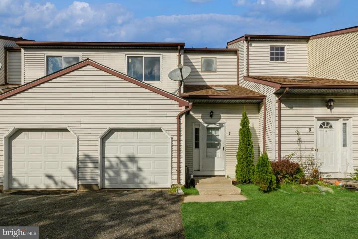 Photo of 7 Bayleaf Drive, Lumberton NJ
