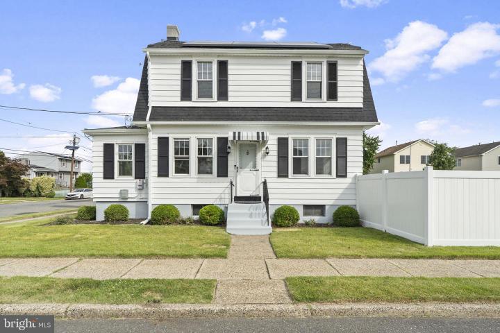 Photo of 573 Chelton Avenue