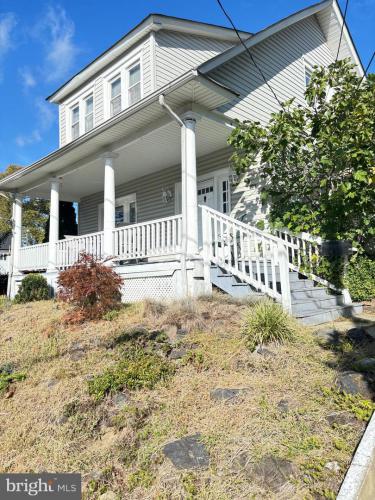 Photo of 39 E 2nd Avenue