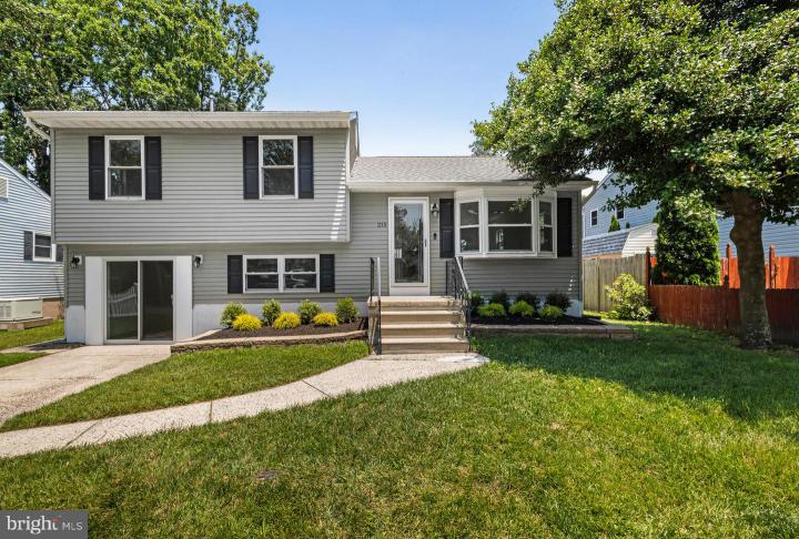 Photo of 215 Roseann Avenue