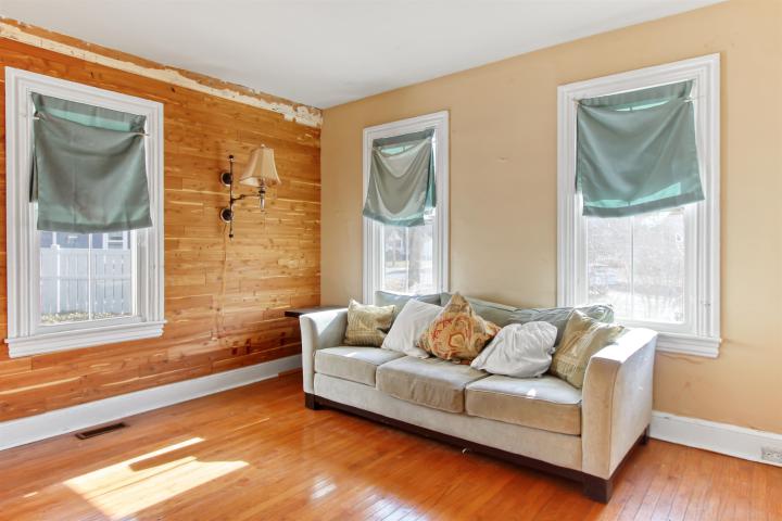 Photo of 300 Hand Avenue