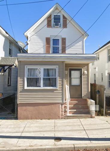 Photo of 111 W Roberts Avenue