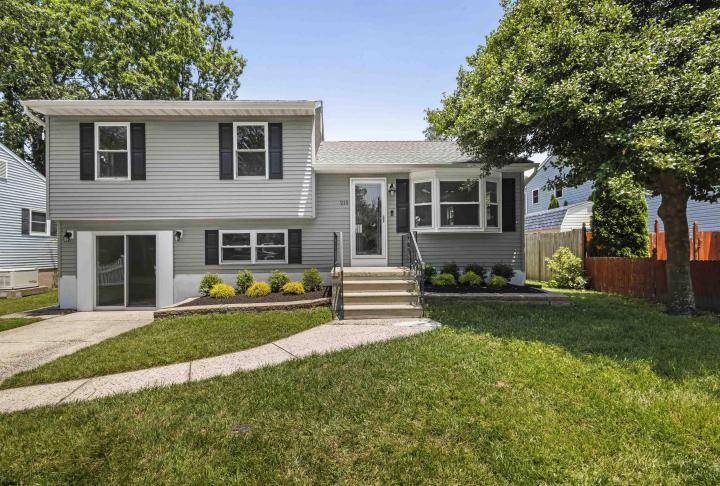 Photo of 215 Roseann Avenue