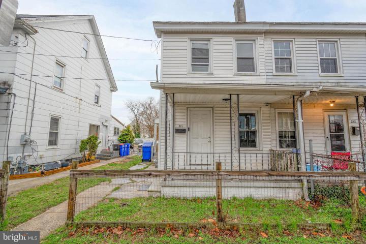 Photo of 211 W Foundry St