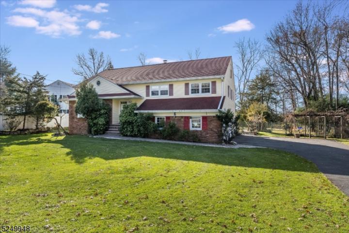 Photo of 13 Pitcairn Drive, Roseland NJ