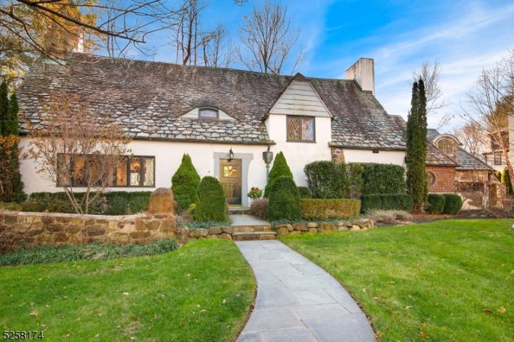 Photo of 10 Nottingham Road, Millburn NJ