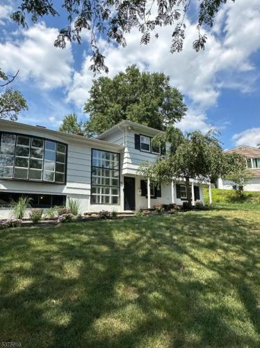 Photo of 15 W Korwel Circle, West Orange NJ