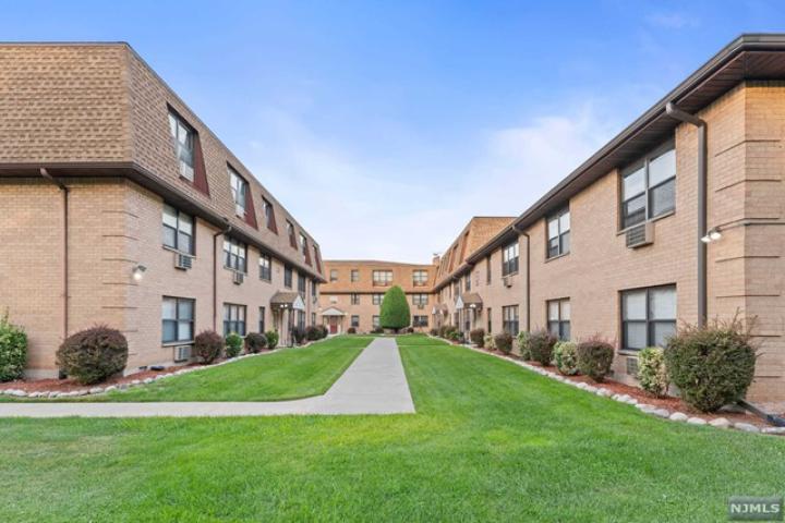 Photo of 18 North End Drive, Secaucus NJ