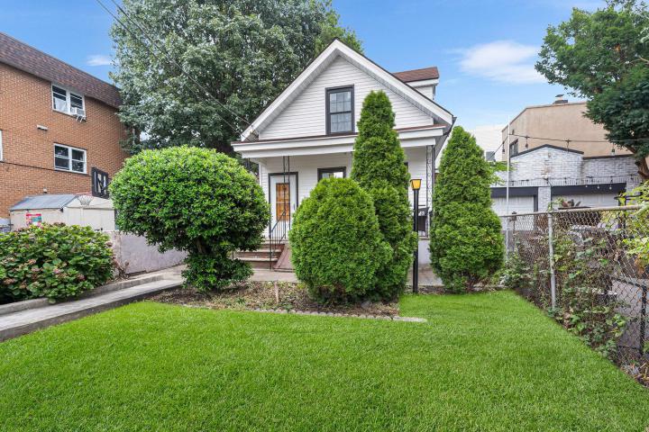 Photo of 206 Bergenline Avenue, Union City NJ