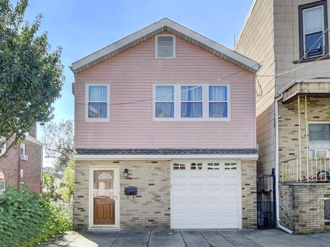 Photo of 113 Kamp Pl, North Bergen NJ