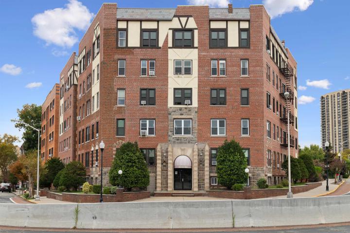 Photo of 7435 Blvd East 43