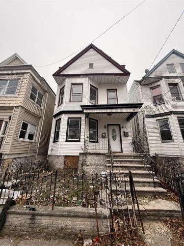 Photo of 221 Bayview Avenue