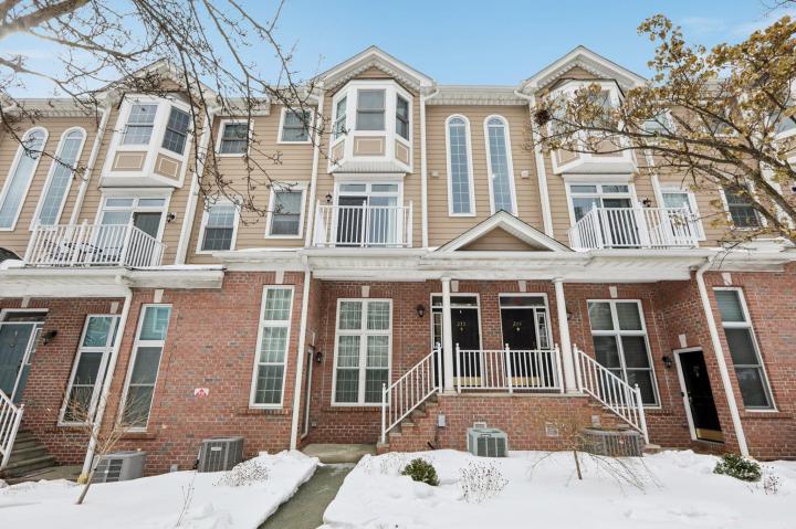 Photo of 273 Roslyn Court 273