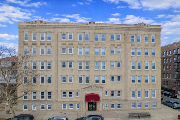 Photo of 875 Blvd East 35