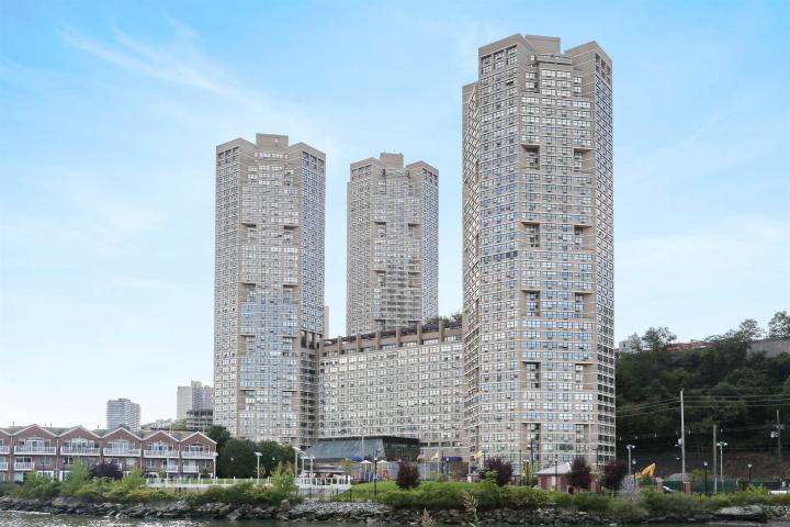 Photo of 7004 Blvd East 25a