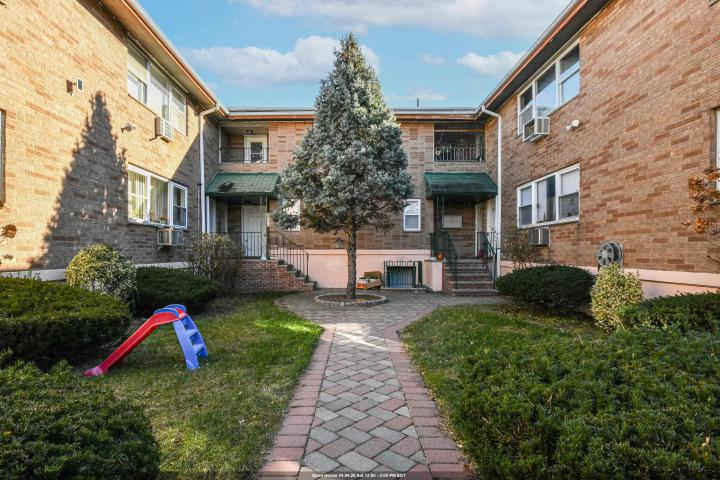 Photo of 5800 Broadway 3