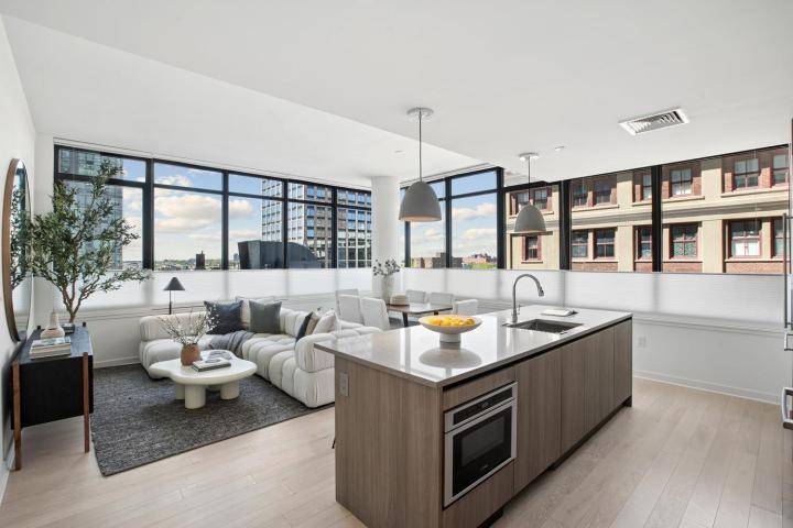 Photo of 155 Bay Street 908
