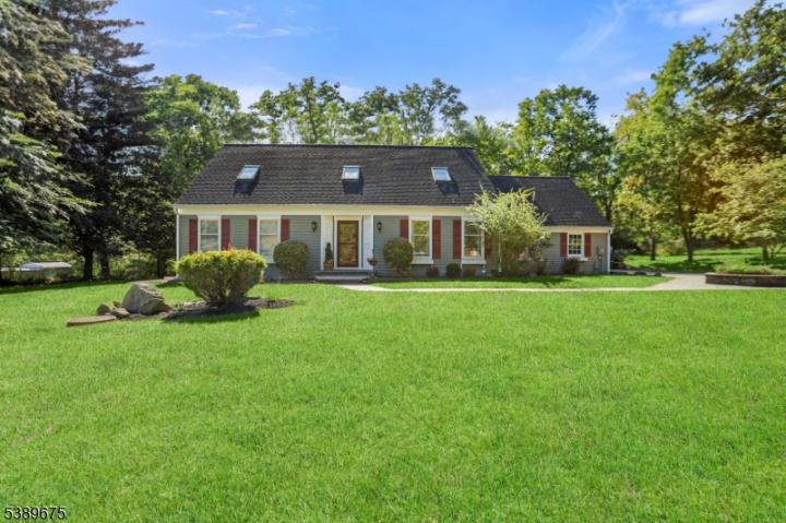 Photo of 8 Hartpence Court, Raritan NJ
