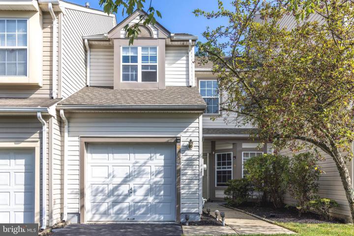Photo of 5 Dunston Ln, Robbinsville NJ