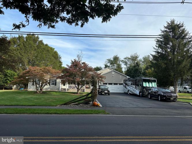 Photo of 264 Edgebrook Road, Robbinsville NJ