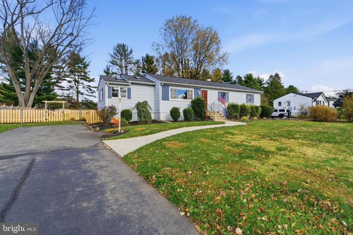 Photo of 17 Woosamonsa Road, Pennington NJ