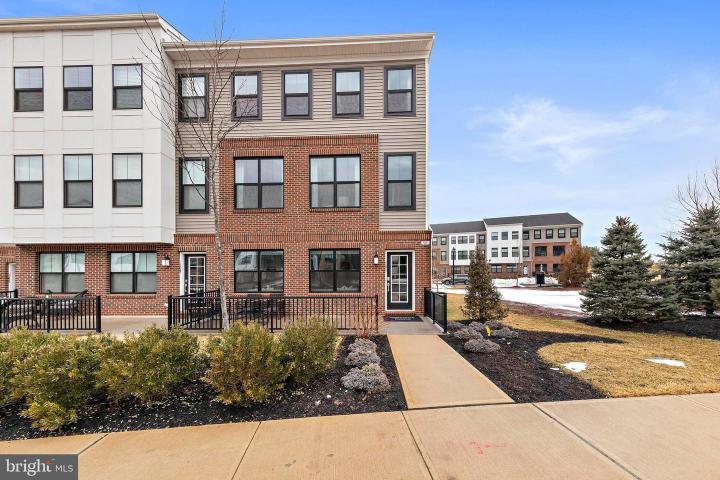 Photo of 125 Lois Seruby