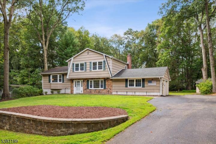 Photo of 6 Cornell Drive, Roxbury NJ