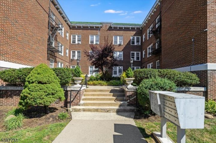 Photo of 2 Altamont Court 25, Morristown Town NJ