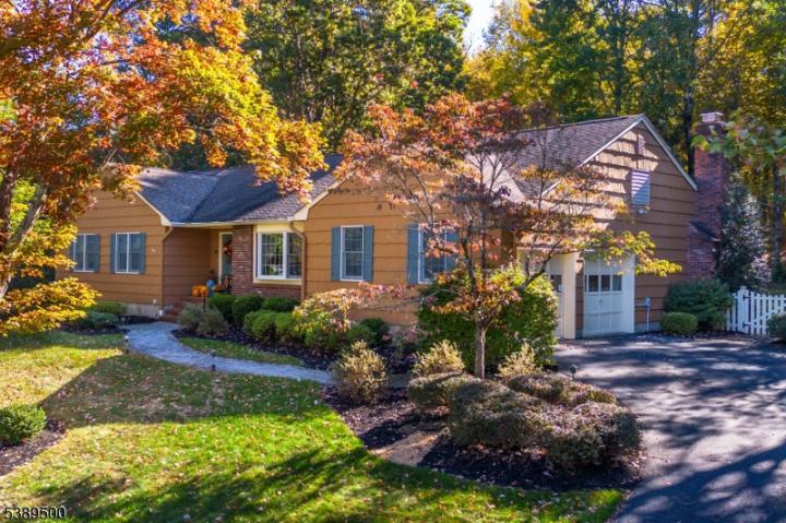 Photo of 32 Radcliffe Drive, Roxbury NJ