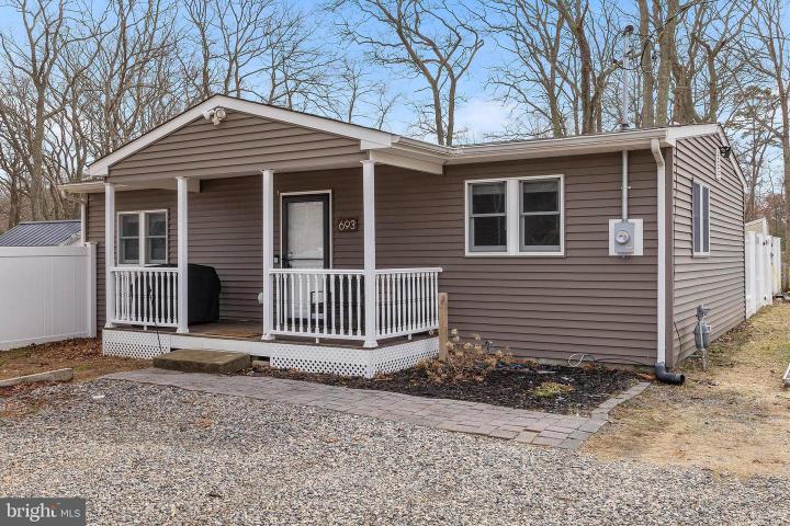 Photo of 693 Lake Barnegat Dr N