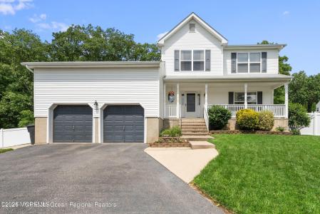 Photo of 144 Lakeview Court, Toms River NJ