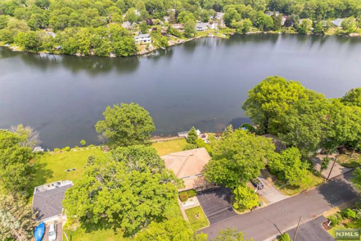 Photo of 327 High Crest Drive, West Milford NJ