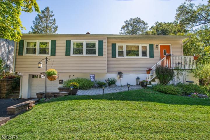 Photo of 219 Skyline Lake Drive, Ringwood NJ