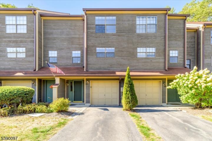 Photo of 52 Beacon Hill Road E