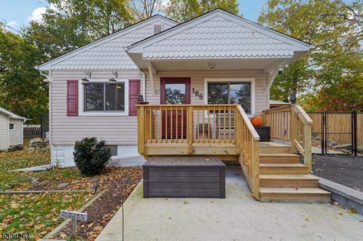 Photo of 166 Lakeview Avenue