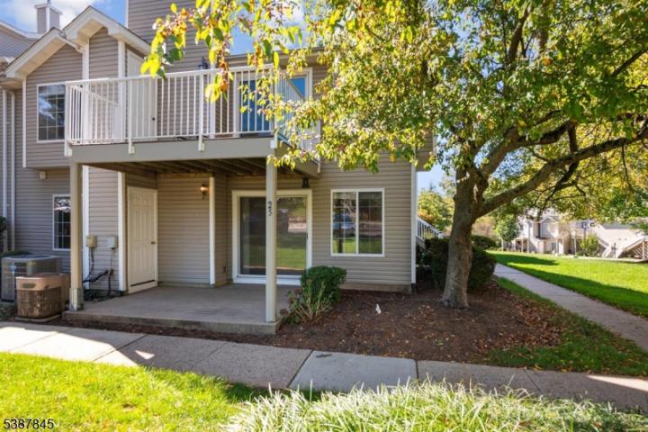 Photo of 25 Spruce Court, Bedminster NJ