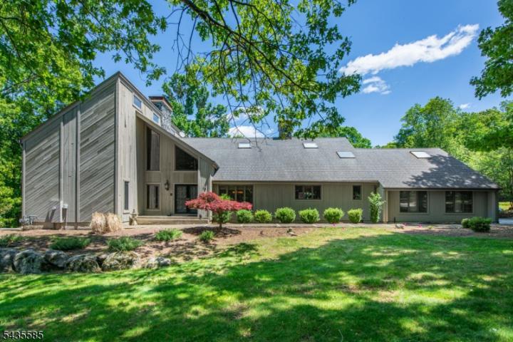 Photo of 15 Wilshire Drive, Sparta NJ