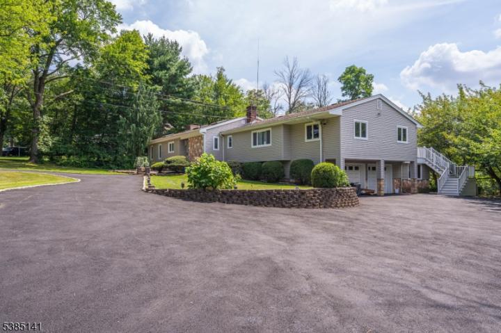 Photo of 220 Horseshoe Road, Berkeley Heights NJ