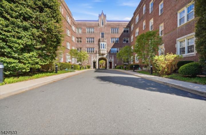 Photo of 133 Summit Avenue 43