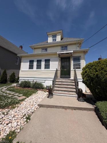 Photo of 305 Leland Avenue