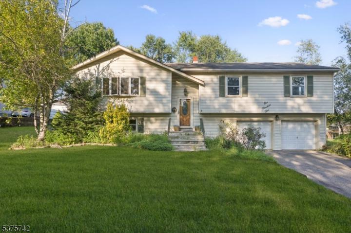 Photo of 105 Canterbury Road, Lopatcong NJ
