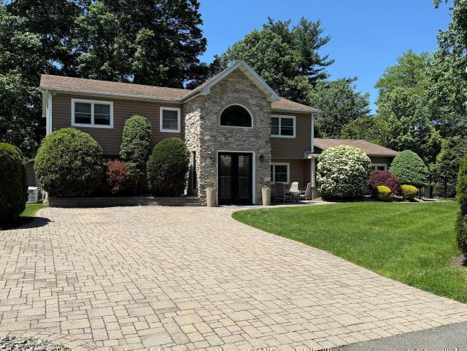 Photo of 15 Spruce Court, Nanuet NY